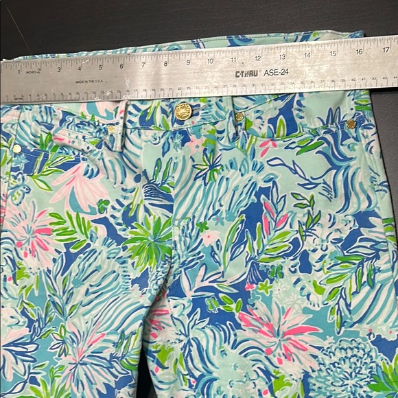Lilly Pulitzer Blue and Green Ankle Cropped Floral Jeans. Size 10 - Picture 7 of 8